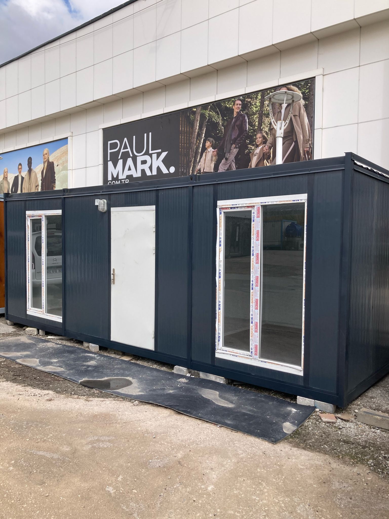 Büyük Pencereli Konteyner