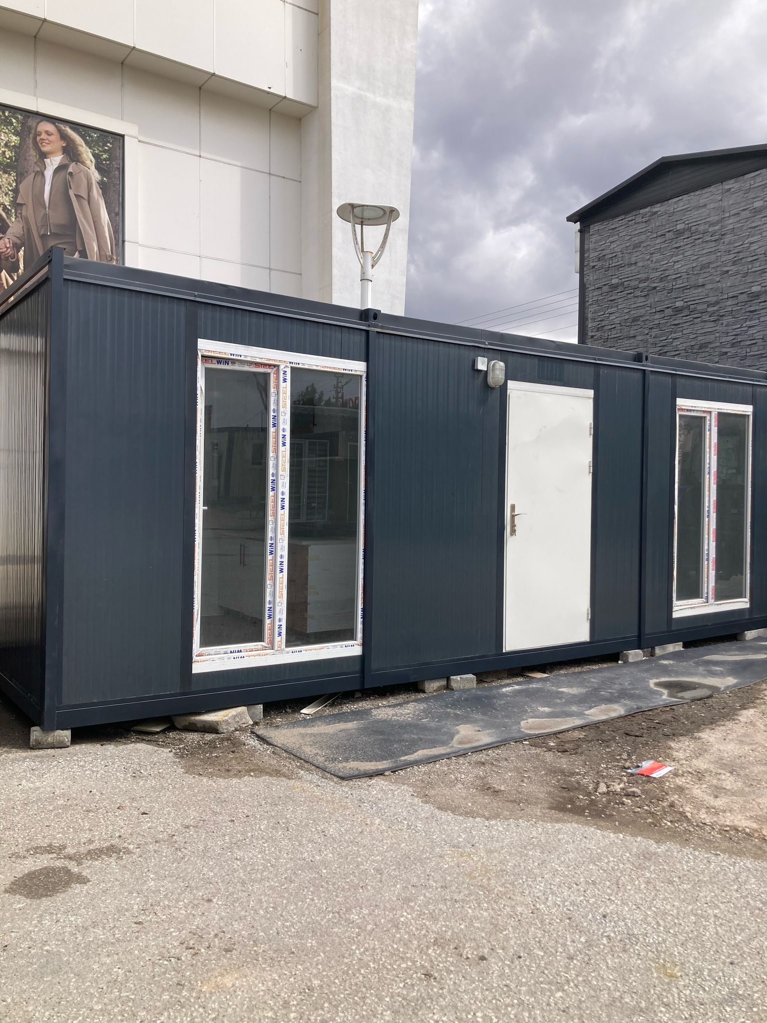 Büyük Pencereli Konteyner