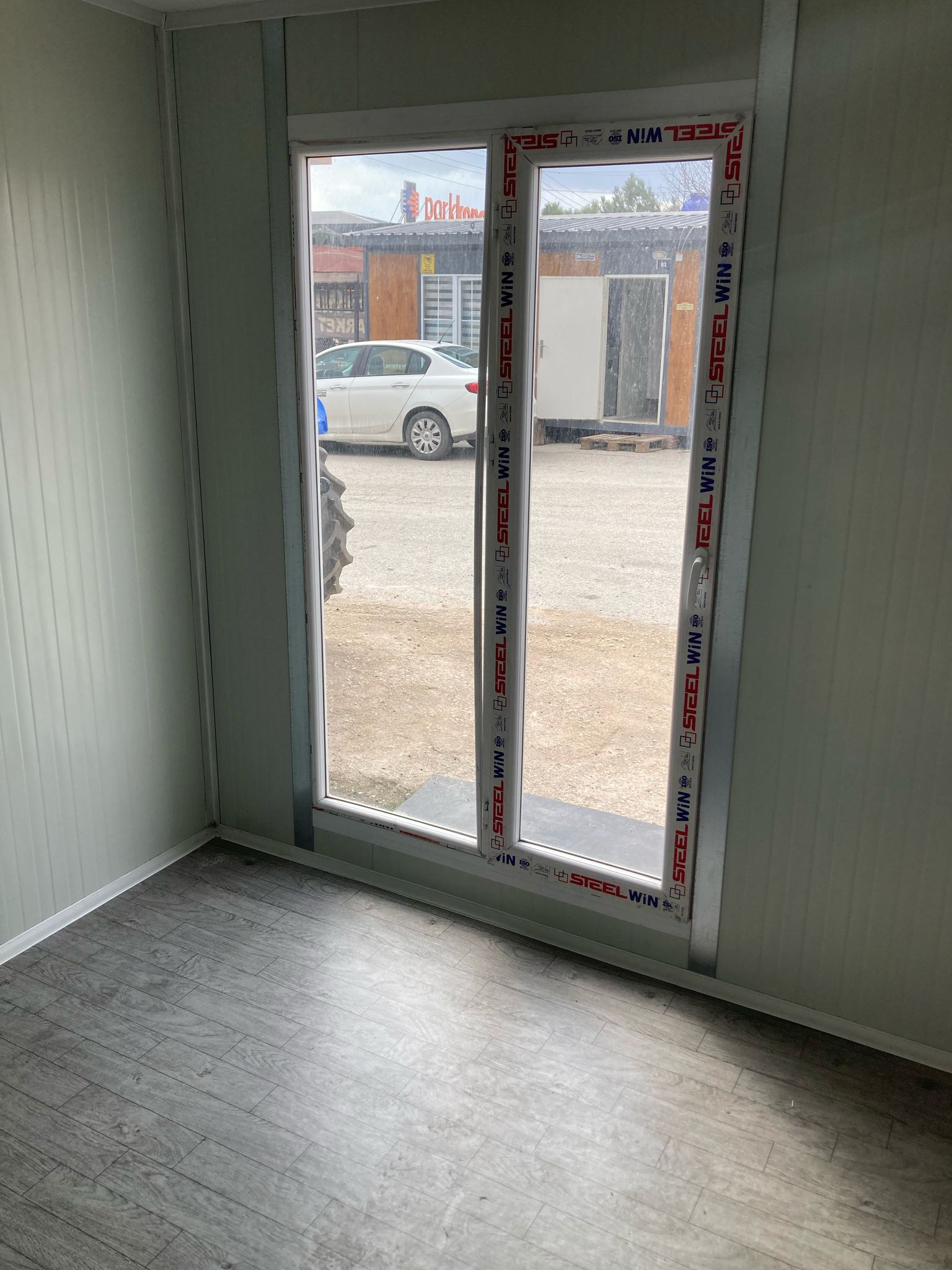 Büyük Pencereli Konteyner